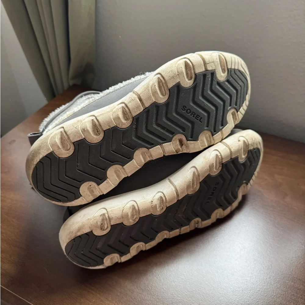 Sorel Gray and White Fleece-Lined Boots - Picture 5 of 7